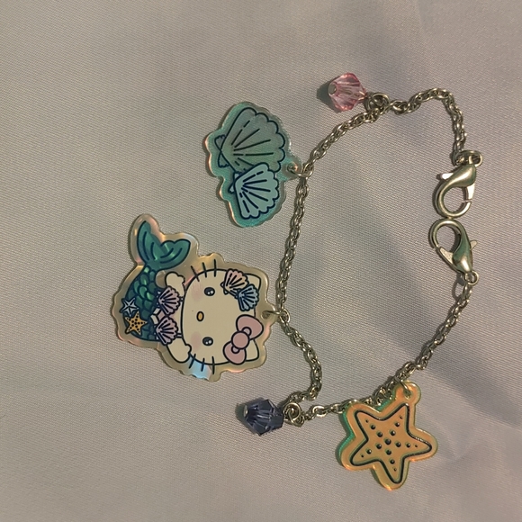 Hello Kitty Multi Charm - Picture 5 of 8